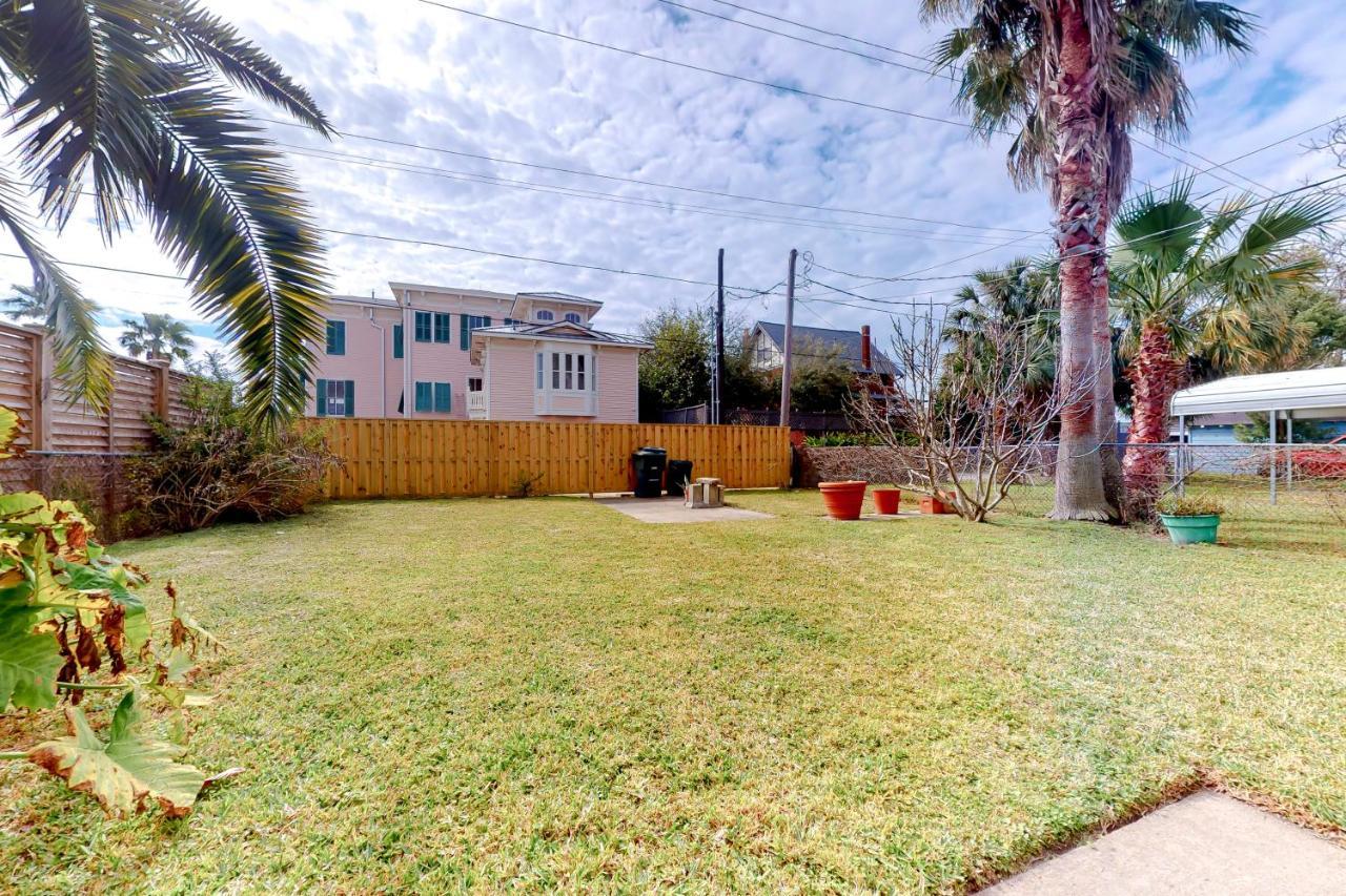 Greener Grasses Galveston Exterior photo